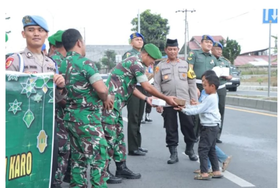 Sinergitas TNI-Polri Kompak Bagikan Takjil di Depan Makodim 0205/TK