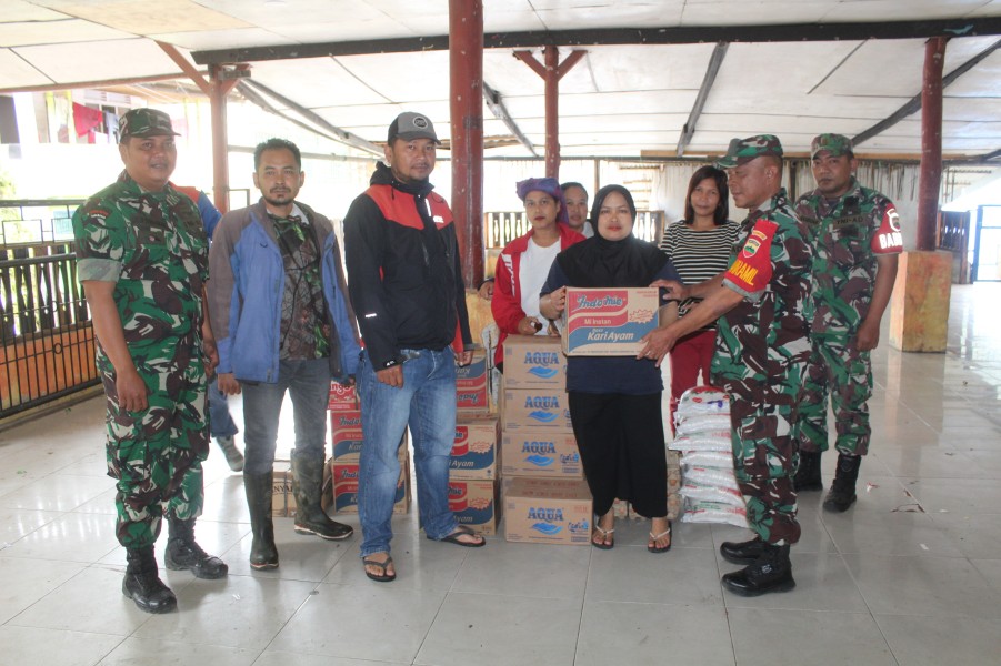 Bentuk Kepedulian Kodim 0205/TK, Danramil 04/SE Berikan Bantuan Sembako Kepada Korban Longsor Di Desa Semangat Gunung