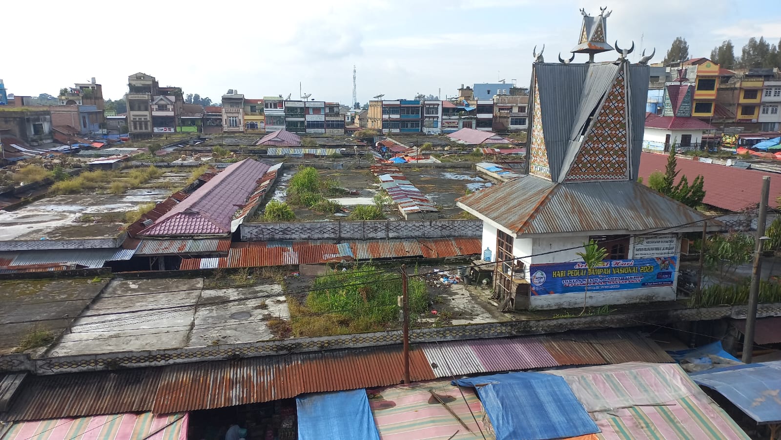 Semak Blukar Tumbuhi Atap Puspas Berastagi, Kondisi Tersebut Sudah Hampir 3 Tahun ,Pedagang Ancam Tak Bayar Cukai Sampah