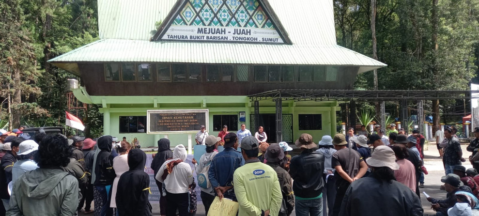 Warga Kecamatan Merdeka Geruduk Kantor UPTD Tahura Bukit Barisan Terkait Perambahan Hutan Laugedang