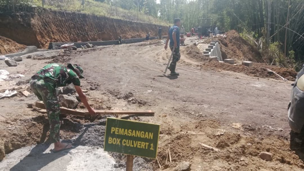 Hari Minggu Tak Jadi Halangan, Satgas TMMD 125 Kodim 0205/TK Tetap Kebut Pemasangan Bok Culvert Hari Minggu Tak Jadi Halangan, Satgas TMMD 125 Kodim 0205/TK Tetap Kebut Pemasangan Bok Culvert