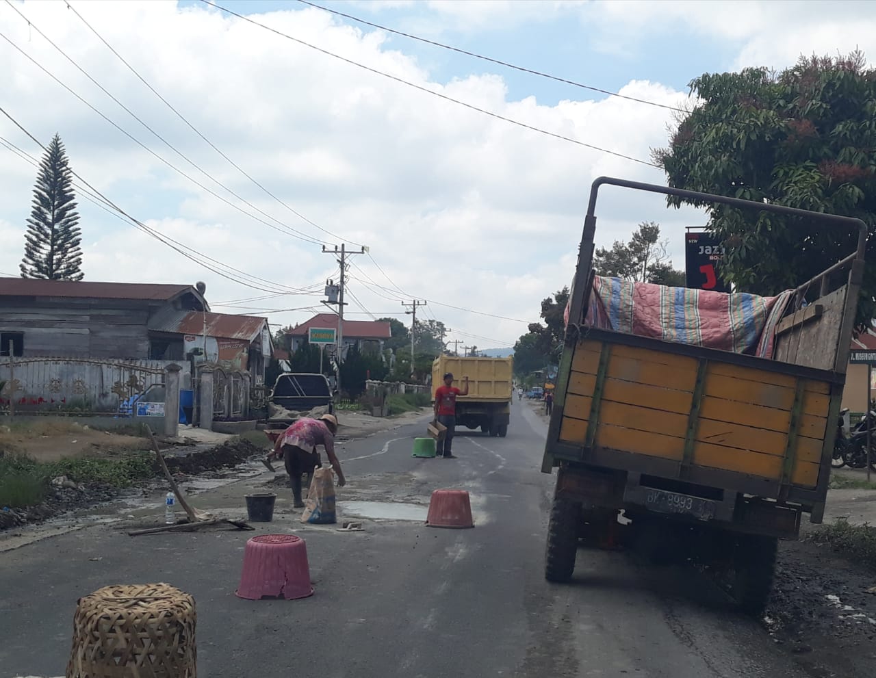 Aksi Warga Desa Lambar Cor Semen Jalan Berlubang di Simpang Sinaman