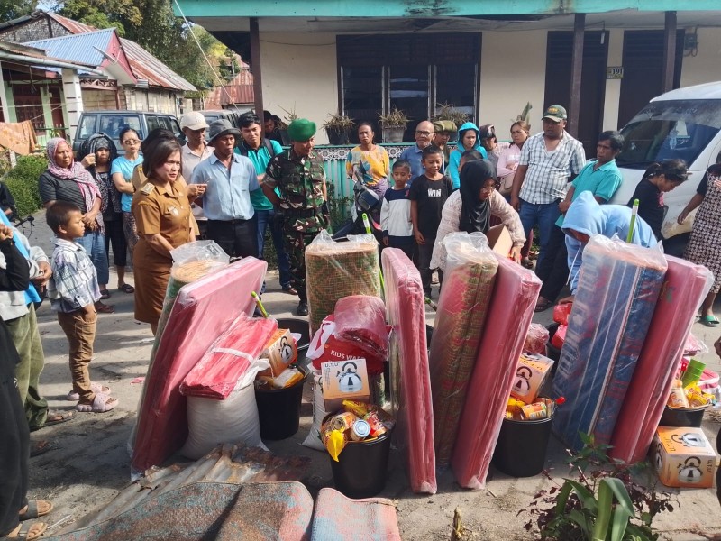 Danramil 01/BJ Kapten Arm Catur Hadi Dampingi Penyerahan Bantuan Korban Kebakaran Danramil 01/BJ Kapten Arm Catur Hadi Dampingi Penyerahan Bantuan Korban Kebakaran