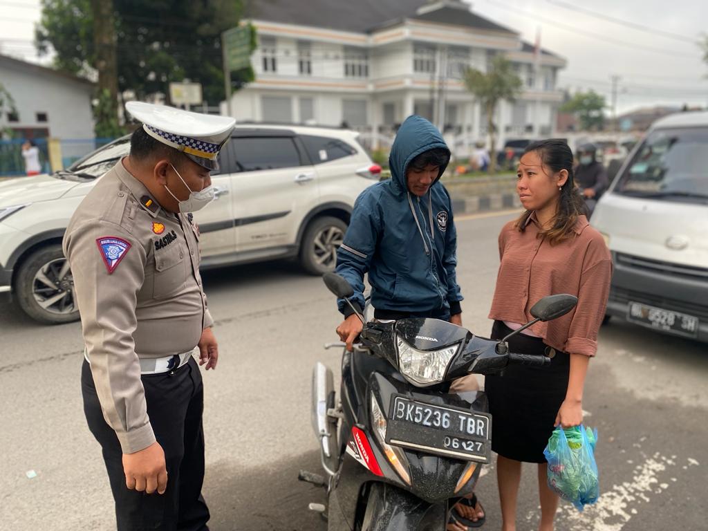 Personil Satlantas Polres Tanah Karo Imbau Masyarakat Supaya Pakai Helm