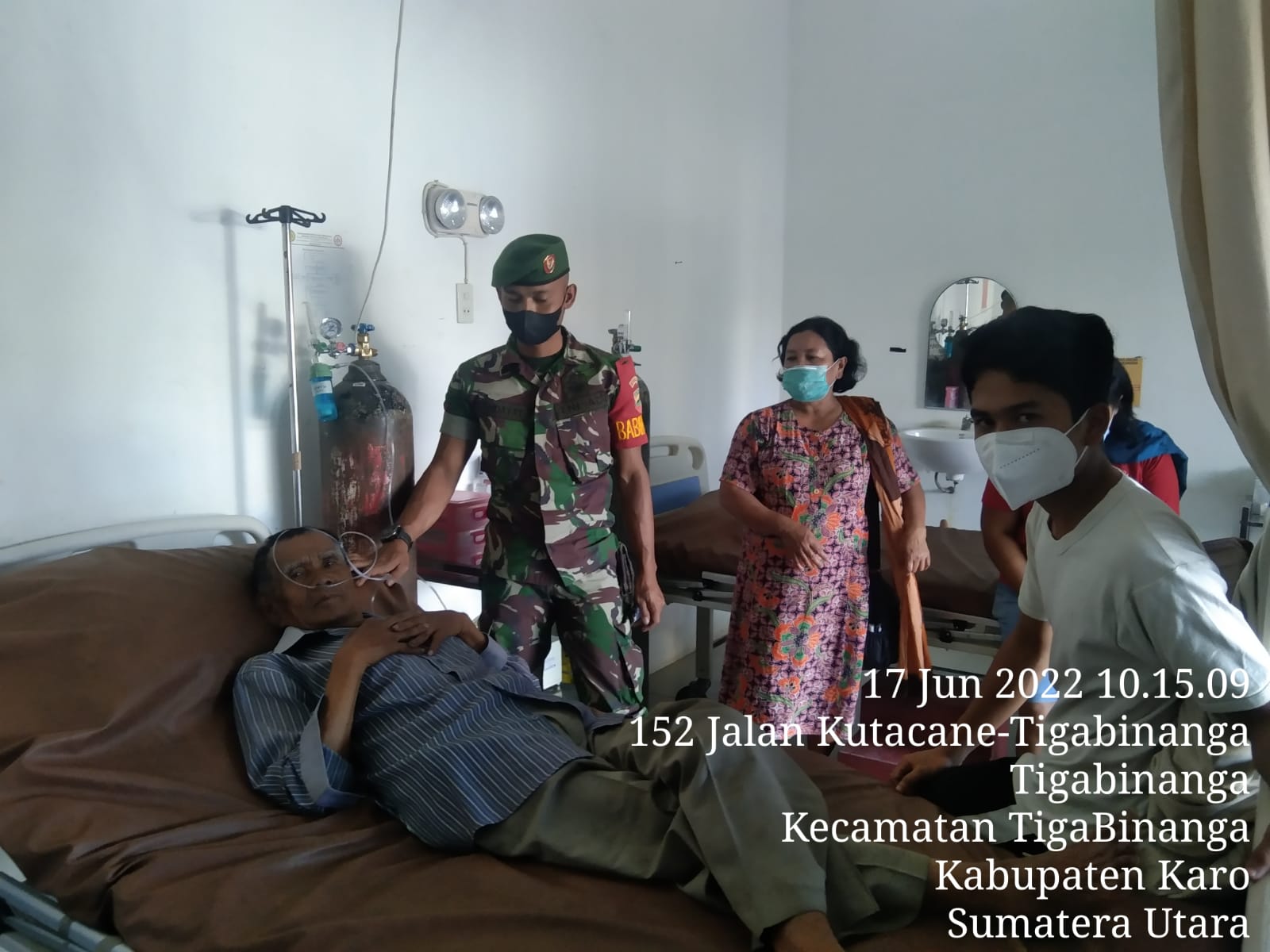Peduli Kesehatan, Babinsa Koramil 08/TB Antar Warga Berobat Ke Rumah Sakit