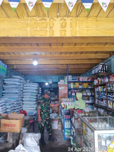 Pastikan Stok Aman, Babinsa Koramil 01/BJ Pantau Langsung Kios Pupuk Bersubsidi di Tigajumpa