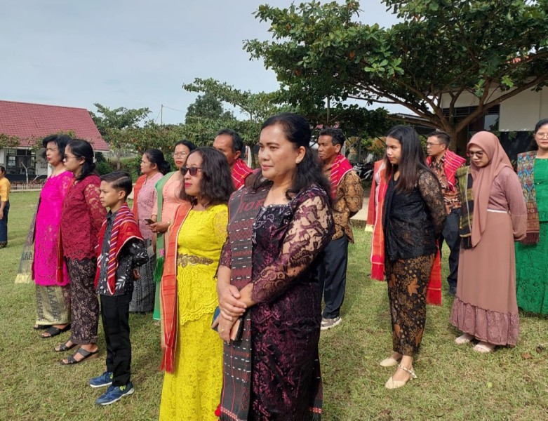 Peringatan Hari Guru Nasional 2024 di SMA Negeri 1 Simpang Empat, Berina Manurung: Kita Cerdas Karena Guru