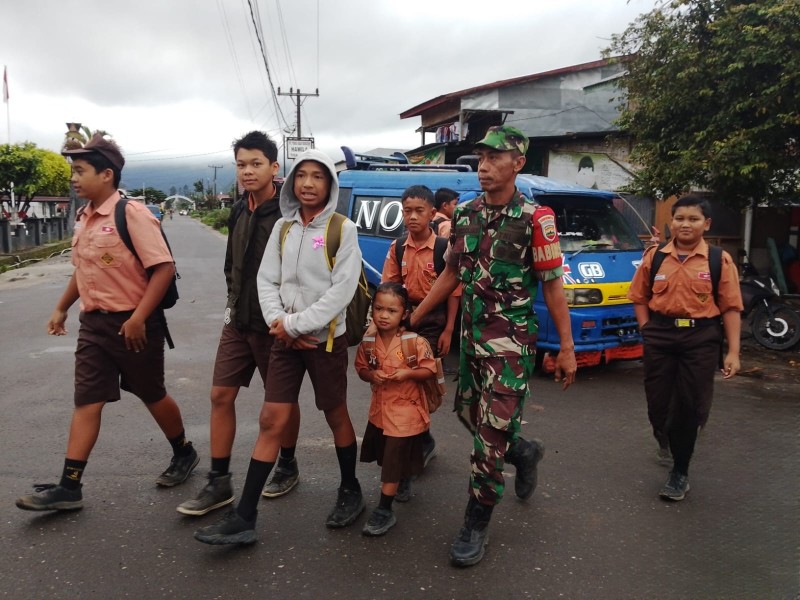 Humanisnya Babinsa Koramil 01/BJ Seberangkan Anak Sekolah SD Tigajumpa Barusjahe