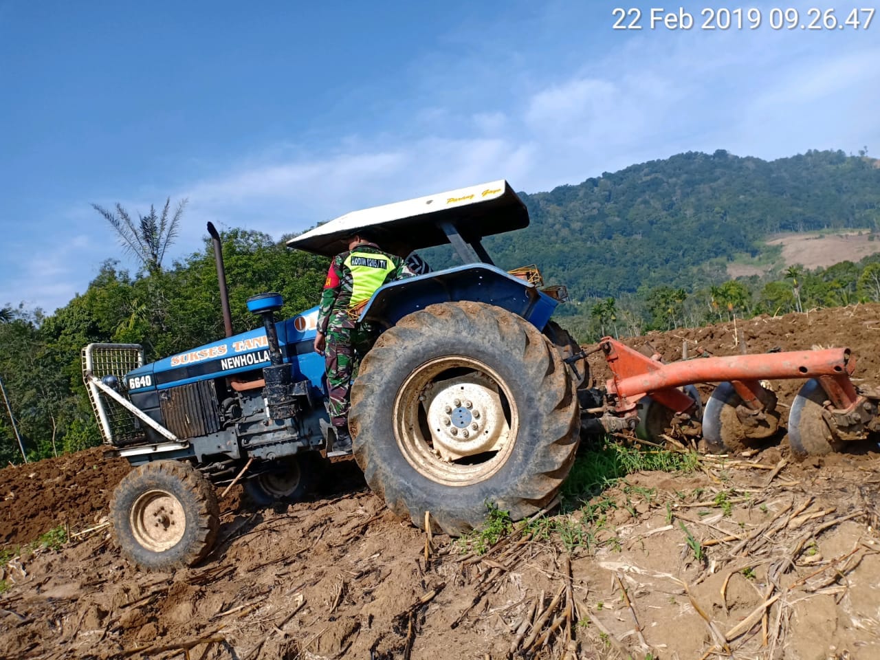Swasembada Pangan, Babinsa Bantu Petani Bajak Sawah Gunakan Traktor di Desa Nageri