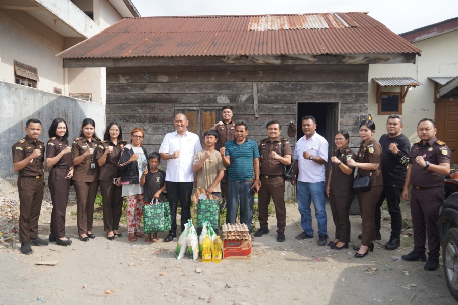 Sambut HUT Persaja Ke 74, Kejaksaan Negeri Karo Beri Bantuan Kepada Anak Yang Ditelantarkan Orang Tuanya