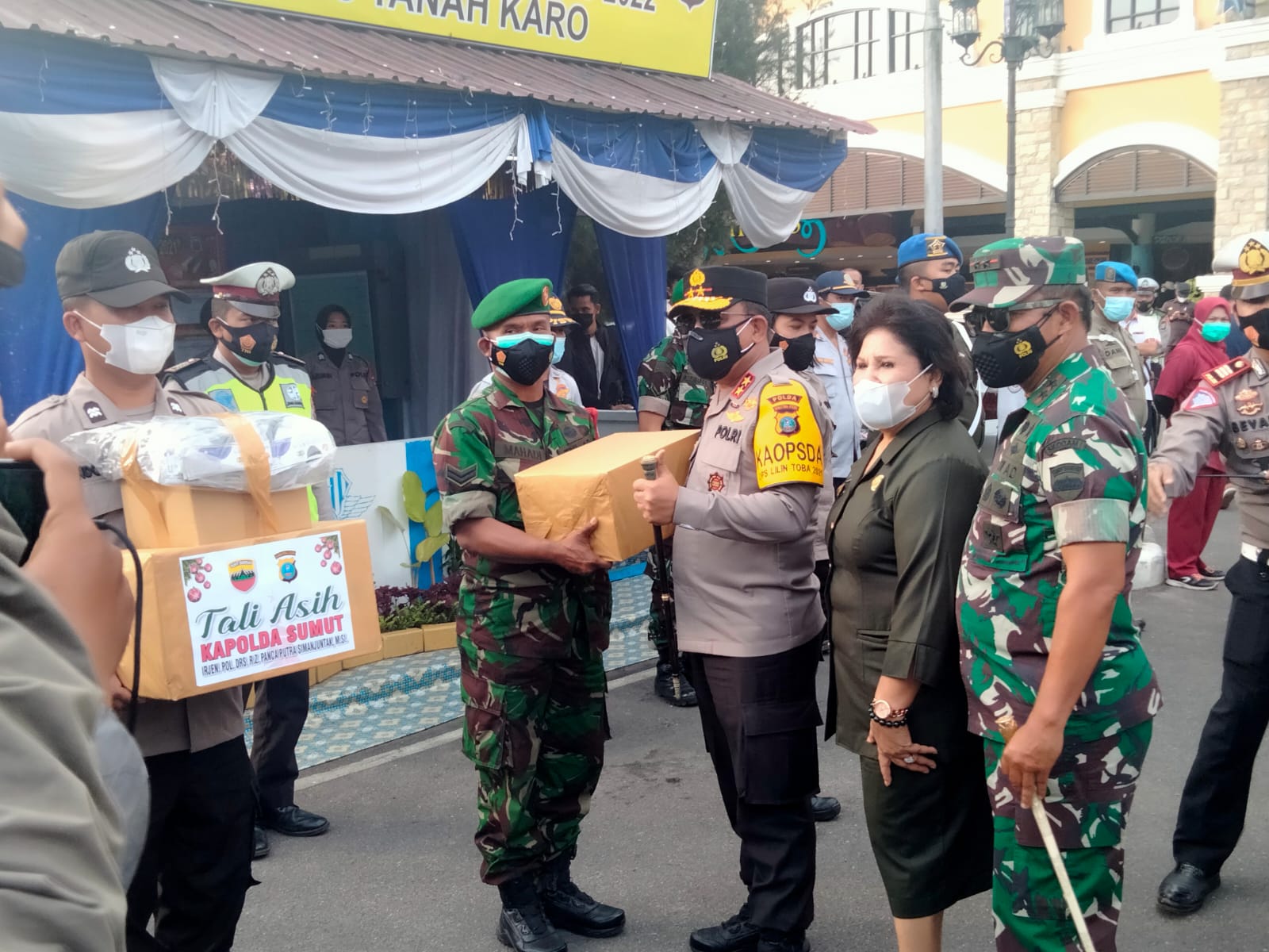 Pantau Pos Pam Bersama, Pangdam dan Kapoldasu Berikan Bingkisan ke Petugas Pengaman Di Berastagi 