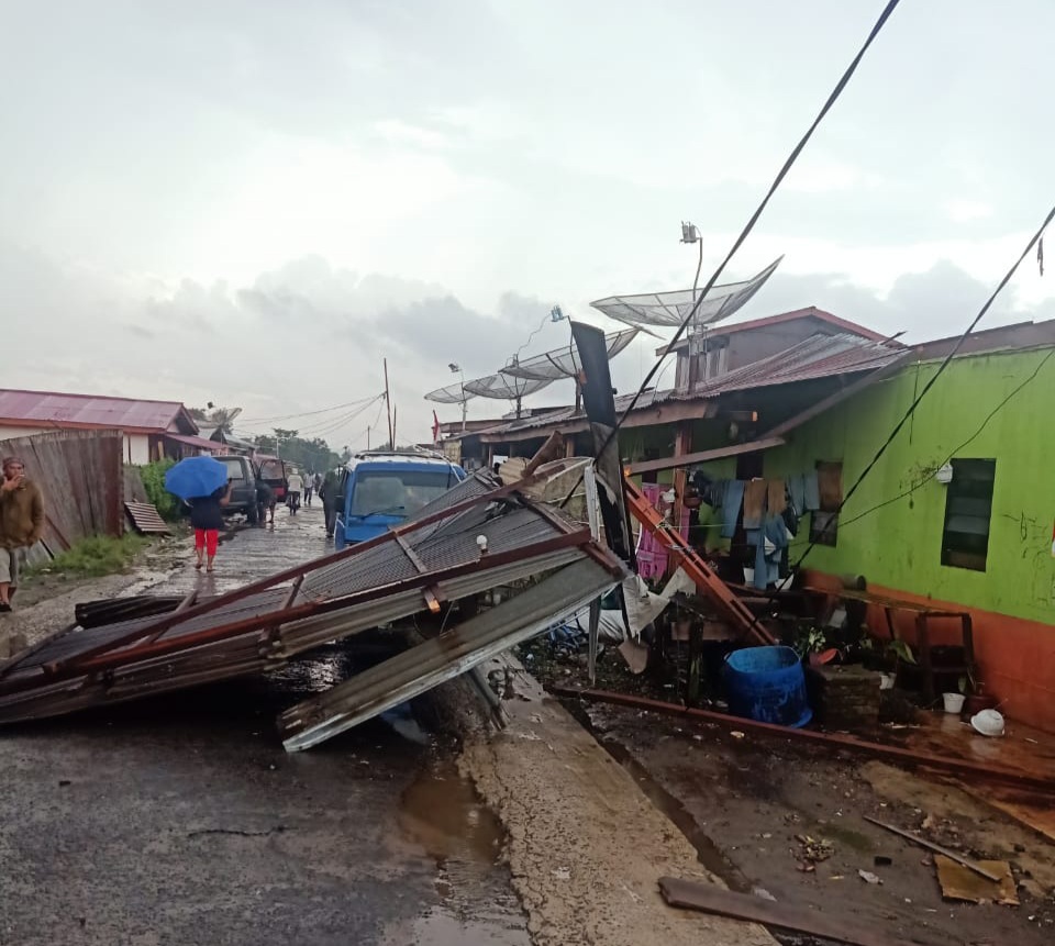 Angin Puting Beliung Serang Desa Kubucolia Dan Menerpa 6 Rumah Warga