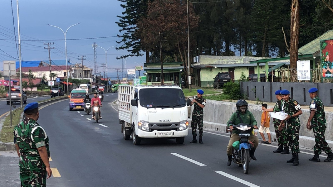 Subdenpom I/2-I Kabanjahe Bagi - Bagi Takjil, Warga: Terima Kasih Pak Polisi Militer, Semoga Sehat Selalu Dan Dicintai Masyarakat