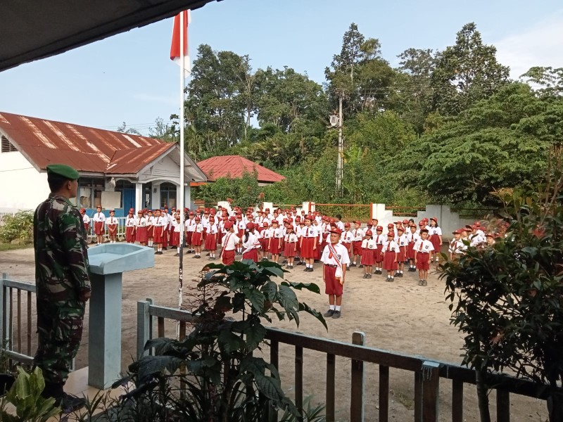Bina Kedisiplinan, Babinsa Koramil 06/MT Jadi Irup di Sekolah Dasar