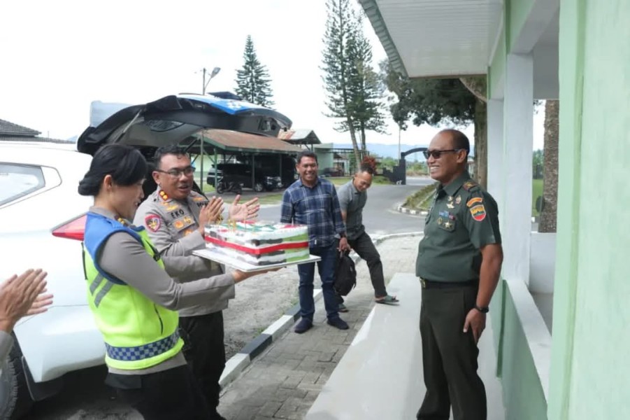 Kapolres Tanah Karo AKBP Eko Yulianto Bersama PJU Berikan Ucapan Selamat Ulang Tahun Untuk Dandim 0205/TK Ke 42 Kapolres Tanah Karo AKBP Eko Yulianto Bersama PJU Berikan Ucapan Selamat Ulang Tahun Untuk Dandim 0205/TK Ke 42