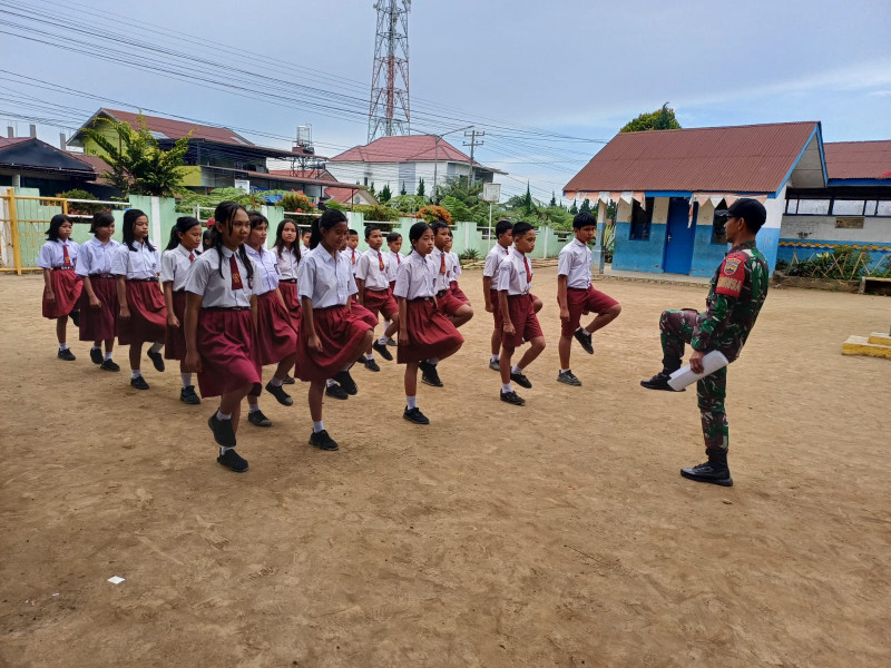 Tanamkan Bela Negara Dan Kedisiplinan, Babinsa Koramil 03/BT Latih Siswa SD Negeri Sumbul Latihan PBB