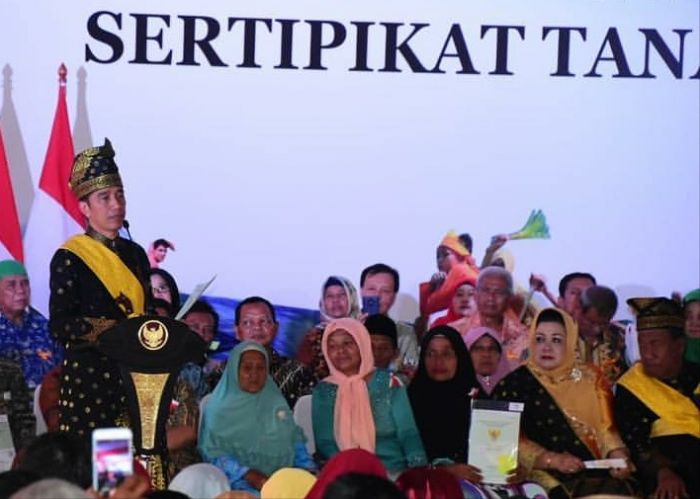 Bagikan TORA di Pekanbaru, Gubernur Riau: Ingat Sertifikat, Ingat  Jokowi