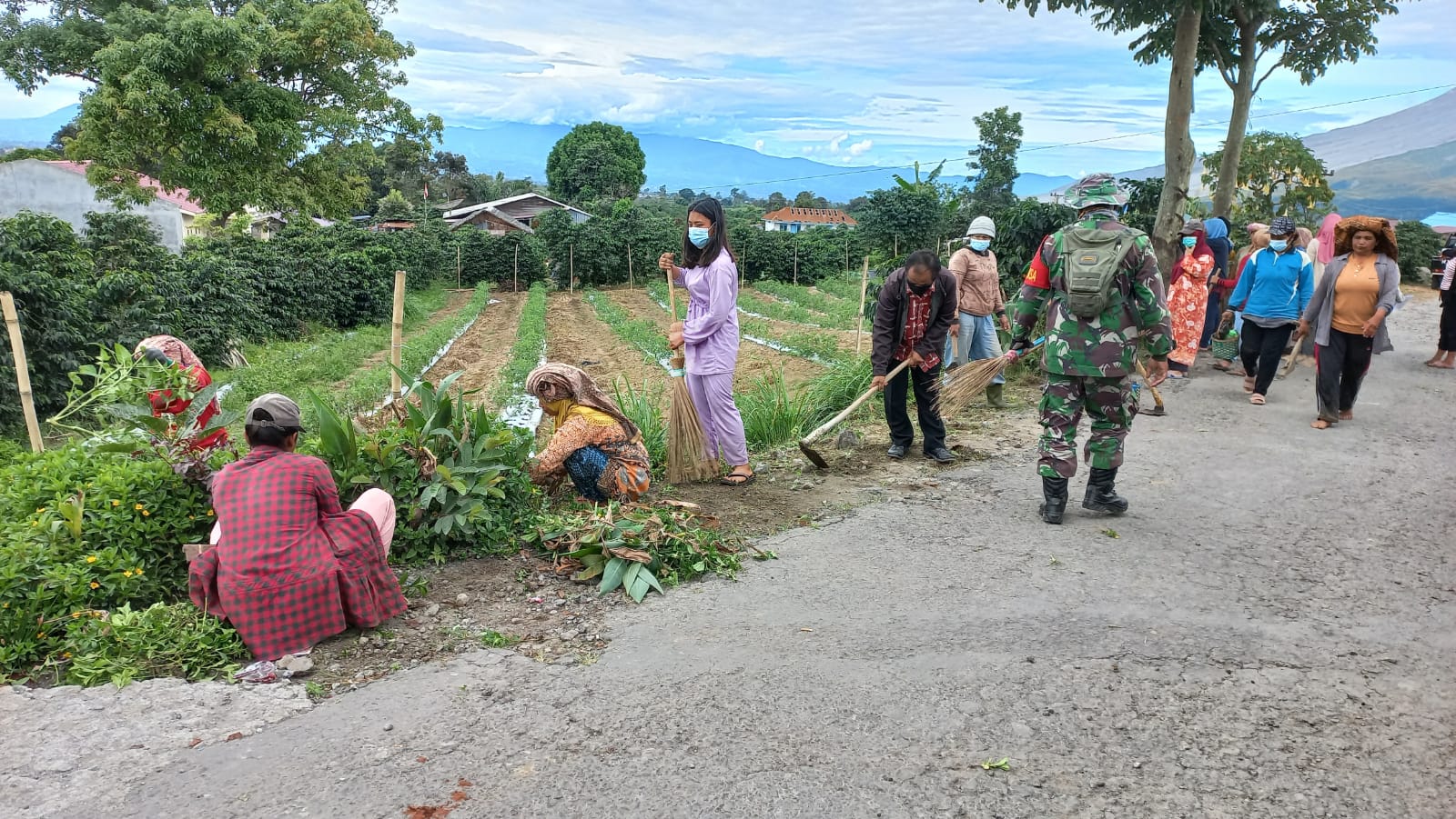 Camat Namanteran Ikut Serta Kegiatan Gotong-royong bersama Warga Desa Gung Pinto Dan Sampaikan 5 M