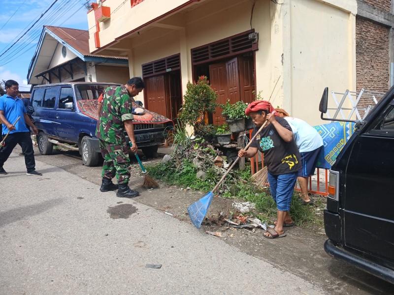 Babinsa Koramil 06/MT bersama Warga Gotong Royong Bersihkan Lingkungan