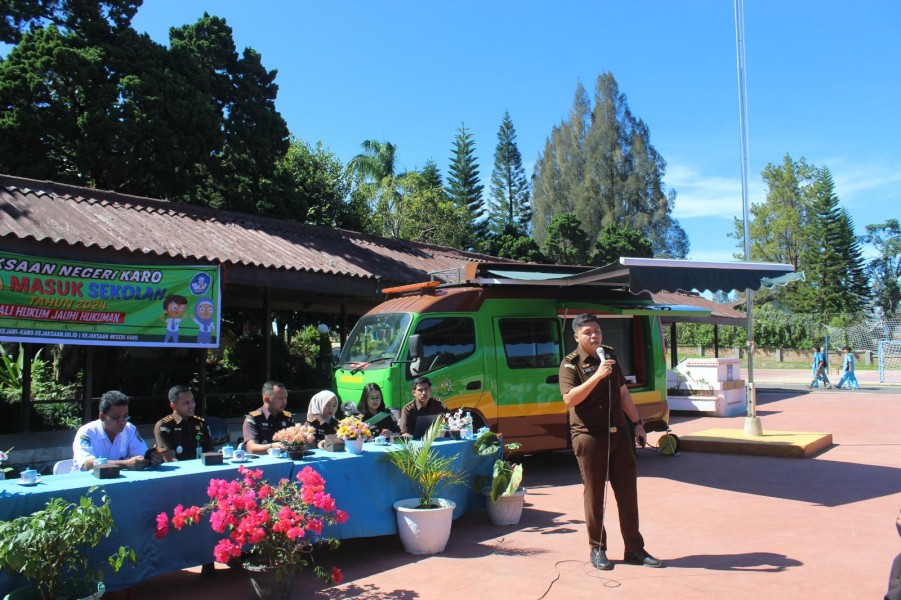 Kajari Karo Berikan Sosialisasi Hukum Dan Sadar Hukum Di SMK Negeri Merdeka, Darwis Burhansyah SH.MH: Edukasi hukum merupakan pondasi utama 