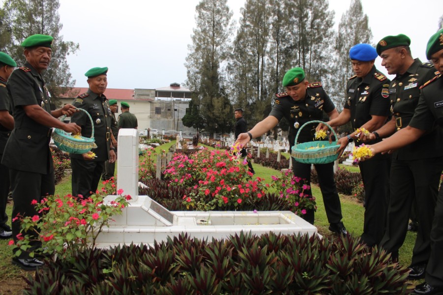 Dalam Rangka Hut Ke-63 Korem 023/KS, Dandim 0205/TK Letkol Inf Robert Panjaitan Gelar Ziarah Di TMP Kabanjahe Dalam Rangka Hut Ke-63 Korem 023/KS, Dandim 0205/TK Letkol Inf Robert Panjaitan Gelar Ziarah Di TMP Kabanjahe