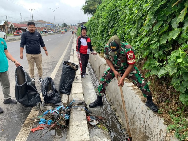 Ciptakan Lingkungan Bersih, Babinsa Koramil 03/BT Kodim 0205/TK Bersama Masyarakat Laksanakan Jum’at Bersih