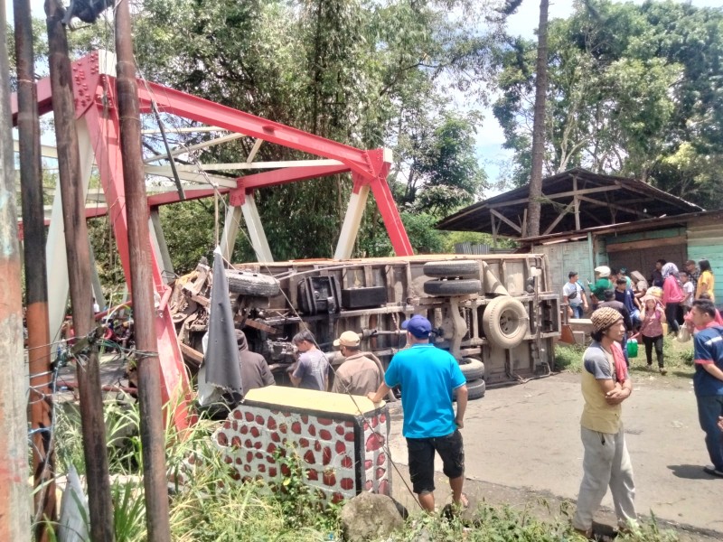 Truk Box Pengangkut Sembako Terbalik Di Jembatan Laudah, Untung Adit Masih Tenang