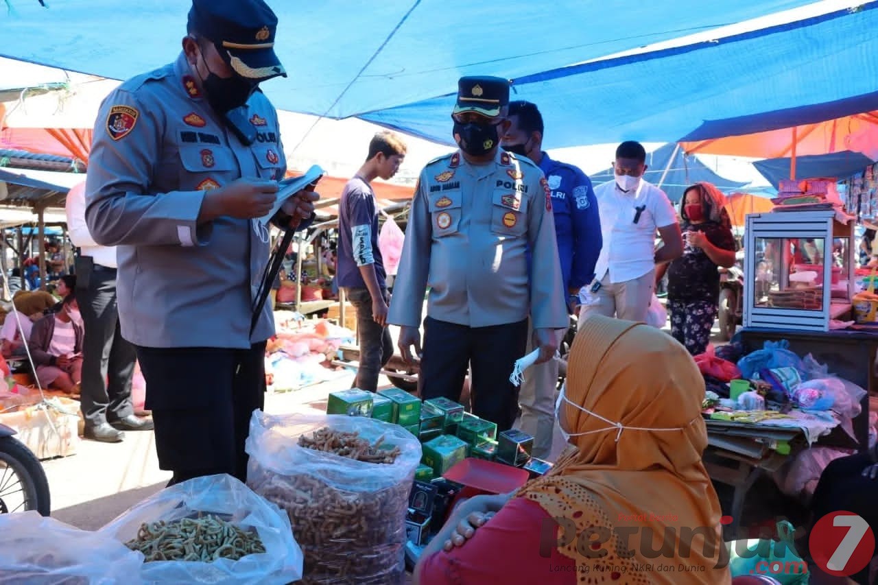 Sosialisasikan WA Center Polres Tanah Karo , Polisi Lakukan Pemasangan Banner