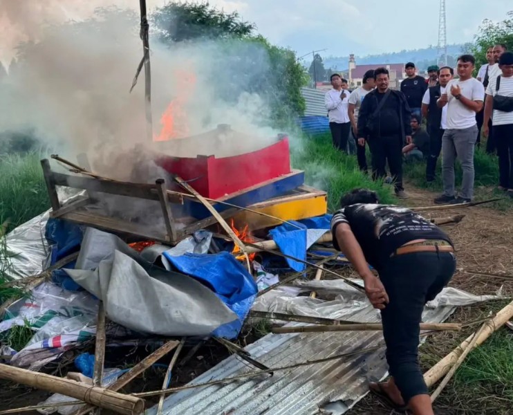 Satresnarkoba Polres Karo Bakar Lokasi Yang Diduga Barak Narkoba di Berastagi