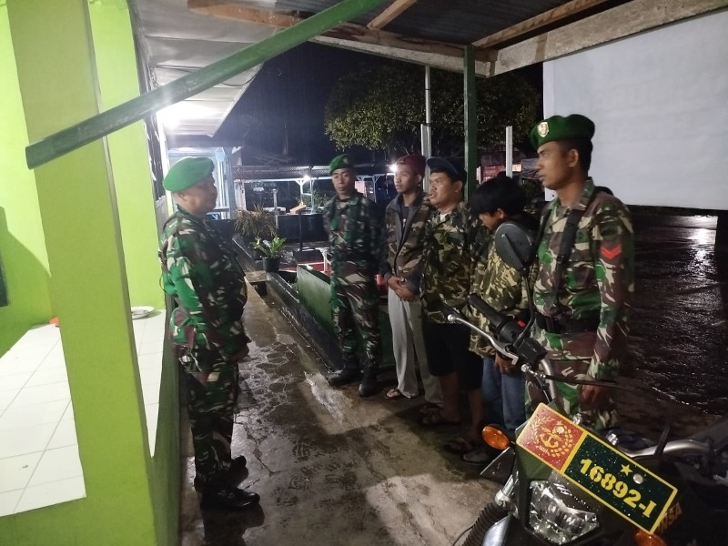 Babinsa Koramil 01/BJ dan Ormas Gelar Patroli Malam, Sapa Warga untuk Jaga Kamtibmas
