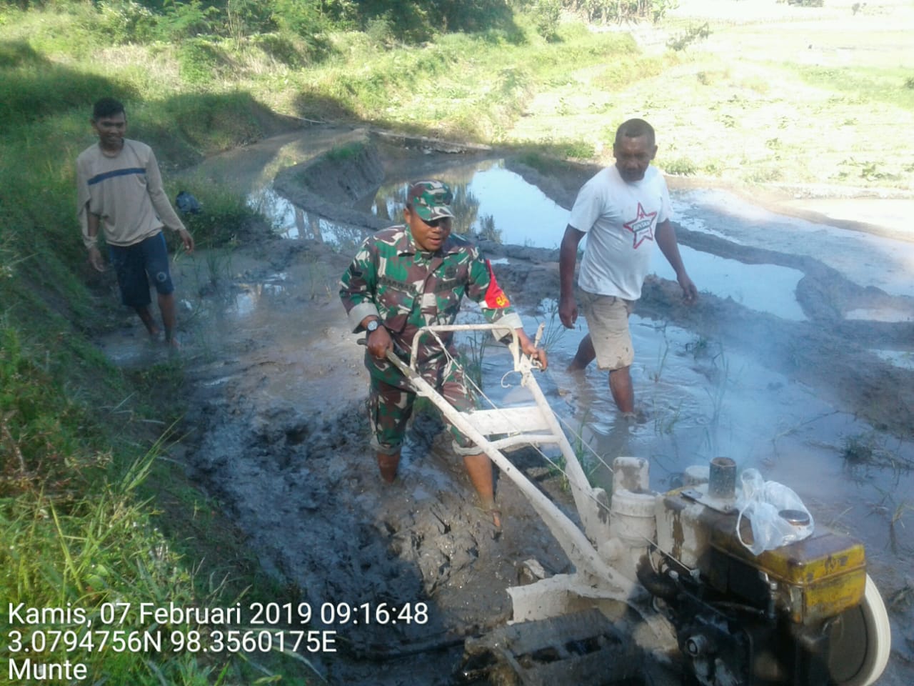 Koramil 06/Munthe: Sertu Sarwan Jetor Lahan Petani Untuk Tanam Padi