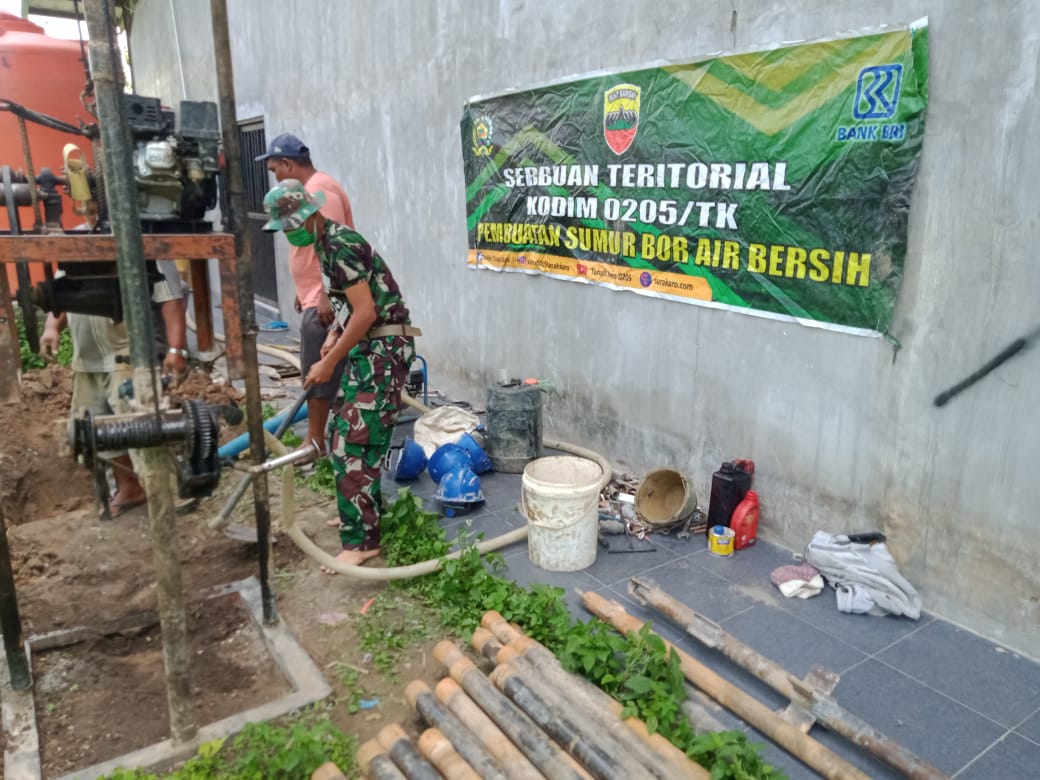 Kodim 0205/TK Bantu Masyarakat Pembuatan Sumur Bor di Desa Batukarang