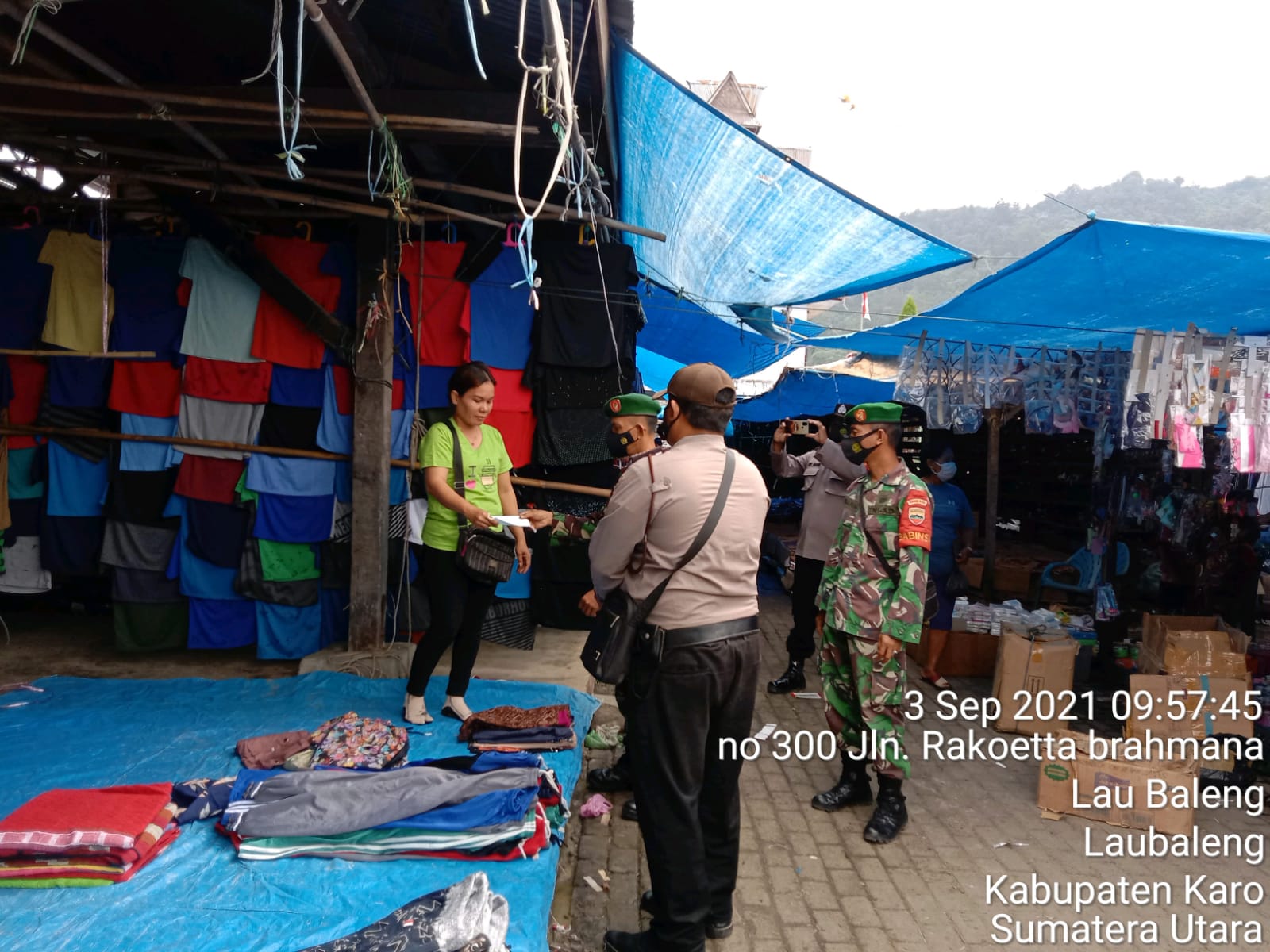 Peduli Warga, Babinsa 09/LB dan Bhabinkamtibmas Blusukan ke Pasar Bagikan Masker