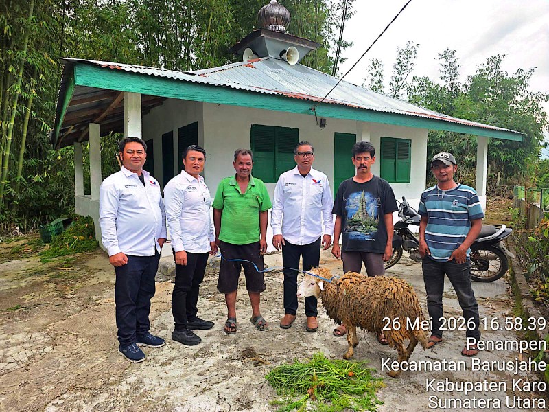 Anggota DPRD Karo, Romanus Ginting Dari Fraksi Perindo Serahkan Hewan Kurban Di 3 Kecamatan