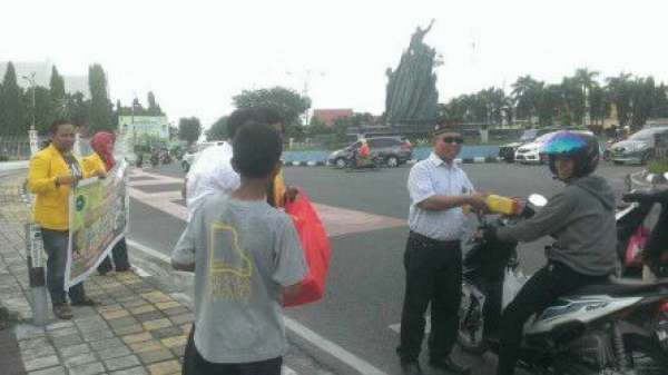 Berkah Ramadhan, Universitas Lancang Kunig Bagi-bagi Takjil Gratis di Jalan Sudirman