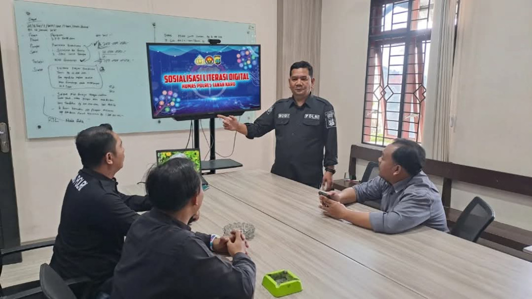 Kasihumas Polres Tanah Karo Aiptu Budi Sastra Negara Surbakti Berikan Sosialisasi Literasi Digital