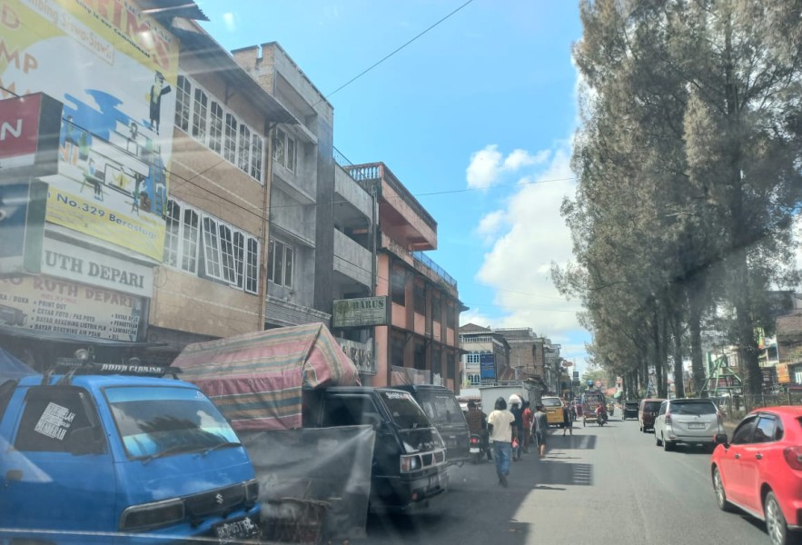 PKL Mengepung Pusat Pasar Berastagi, Pedagang Resmi Berharap Ketegasan dari Bupati Karo Antonius Ginting PKL Mengepung Pusat Pasar Berastagi, Pedagang Resmi Berharap Ketegasan dari Bupati Karo Antonius Ginting