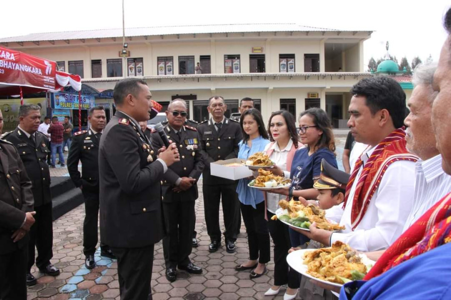 Tokoh Pemuda Kabupaten Karo Berikan Surprise Kepada Kapolres Tanah Karo AKBP Ronny Nicolas Sambut Hari Bhayangkara