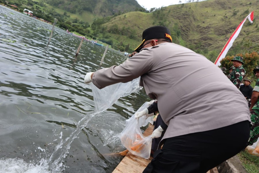 Kapolres Tanah Karo AKBP Eko Yulianto Ikut Ambil Andil Pembersihan Enceng Gondok Danau Toba Kapolres Tanah Karo AKBP Eko Yulianto Ikut Ambil Andil Pembersihan Enceng Gondok Danau Toba