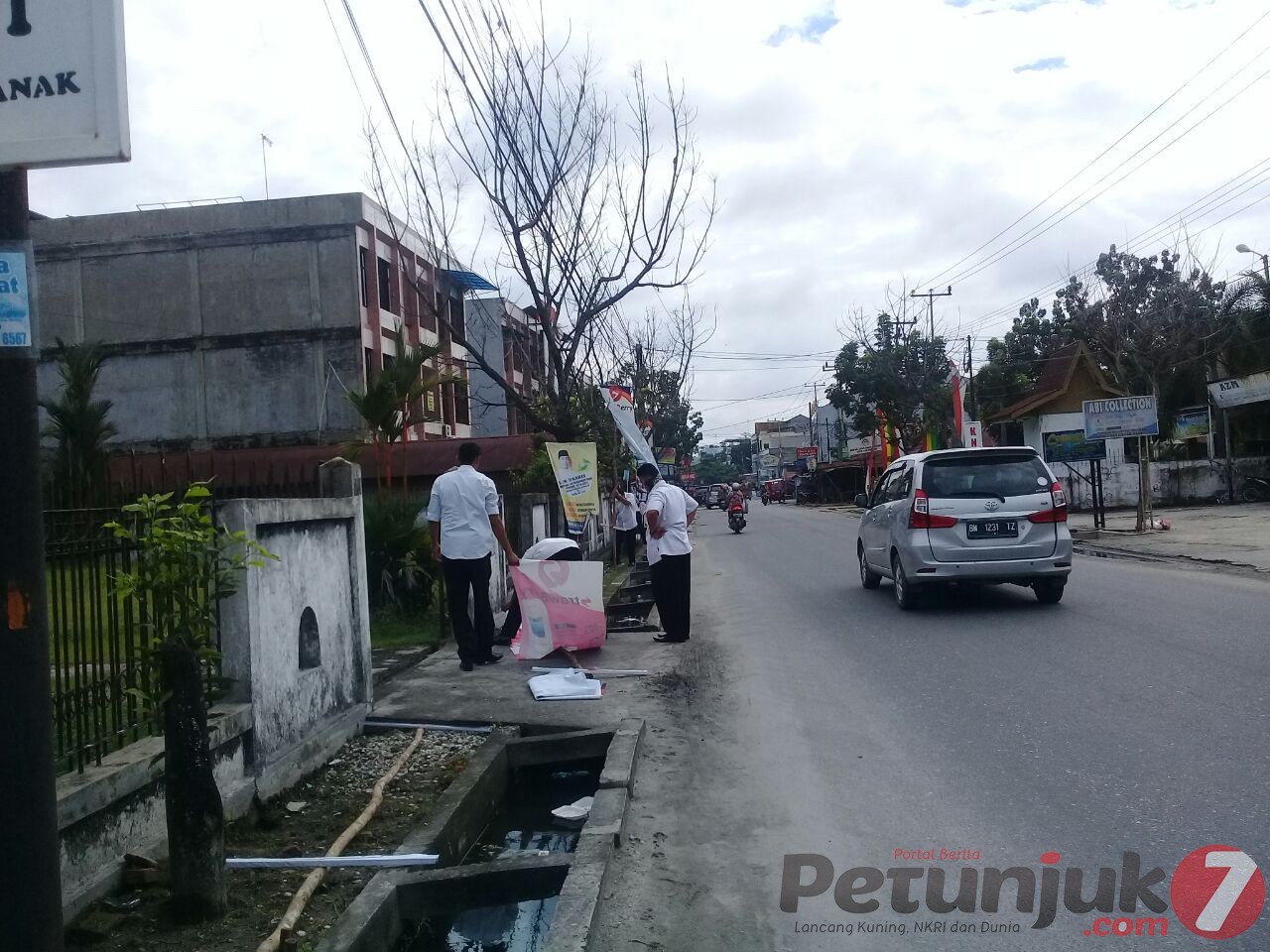 Petugas Dispenda Pekanbaru 'Cabut' Baliho Iklan Ponsel di Jalan Durian
