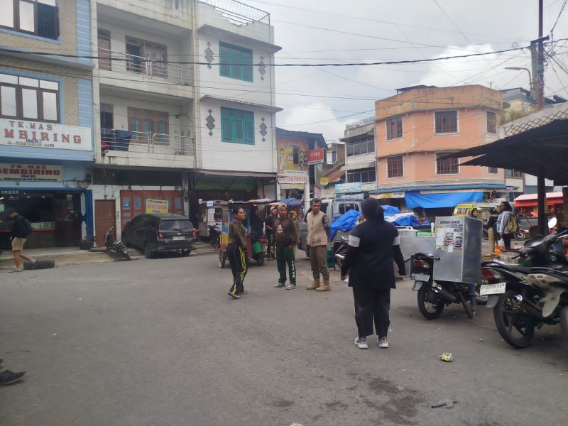 Satpol PP Kabupaten Karo Capek Main Kucing-kucingan dengan Pedagang Kaki Lima Depan Pusat Pasar Berastagi