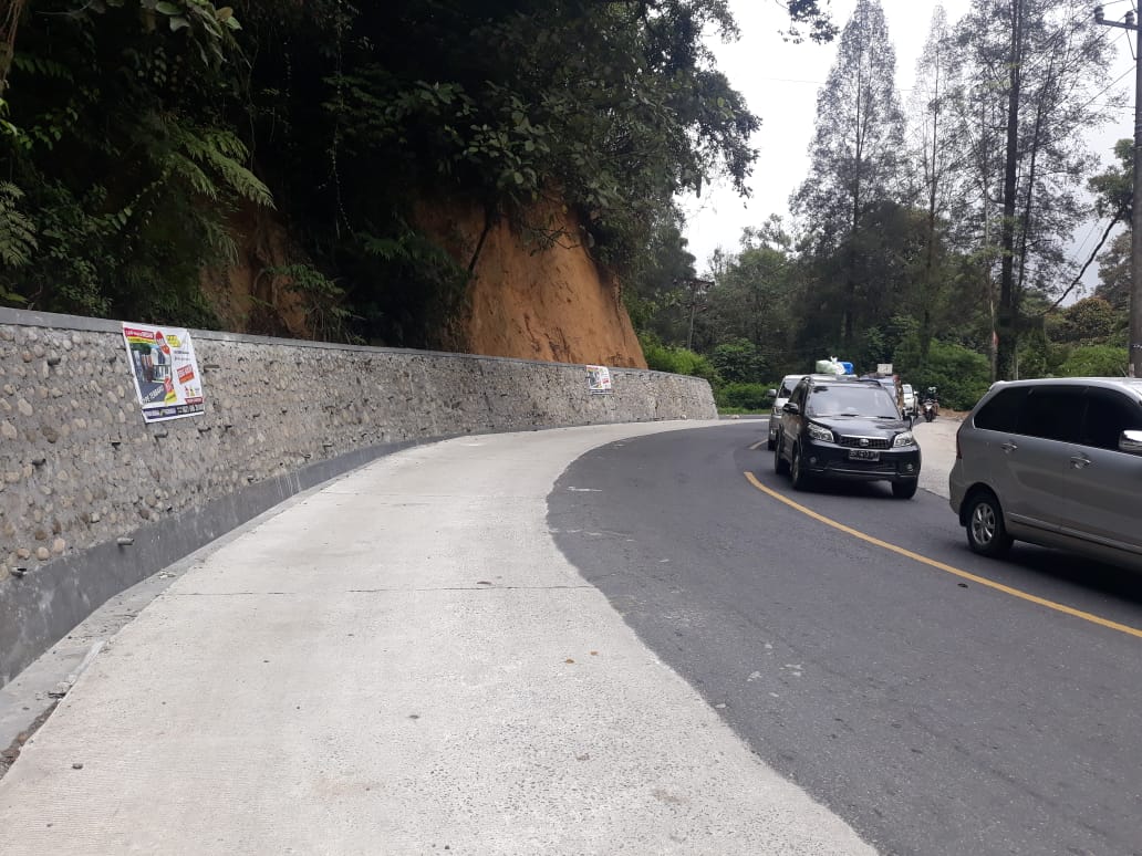 Potret Pembangunan Tembok Pembatas Tanah di Jalan Lintas Medan - Berastagi Cegah Longsor