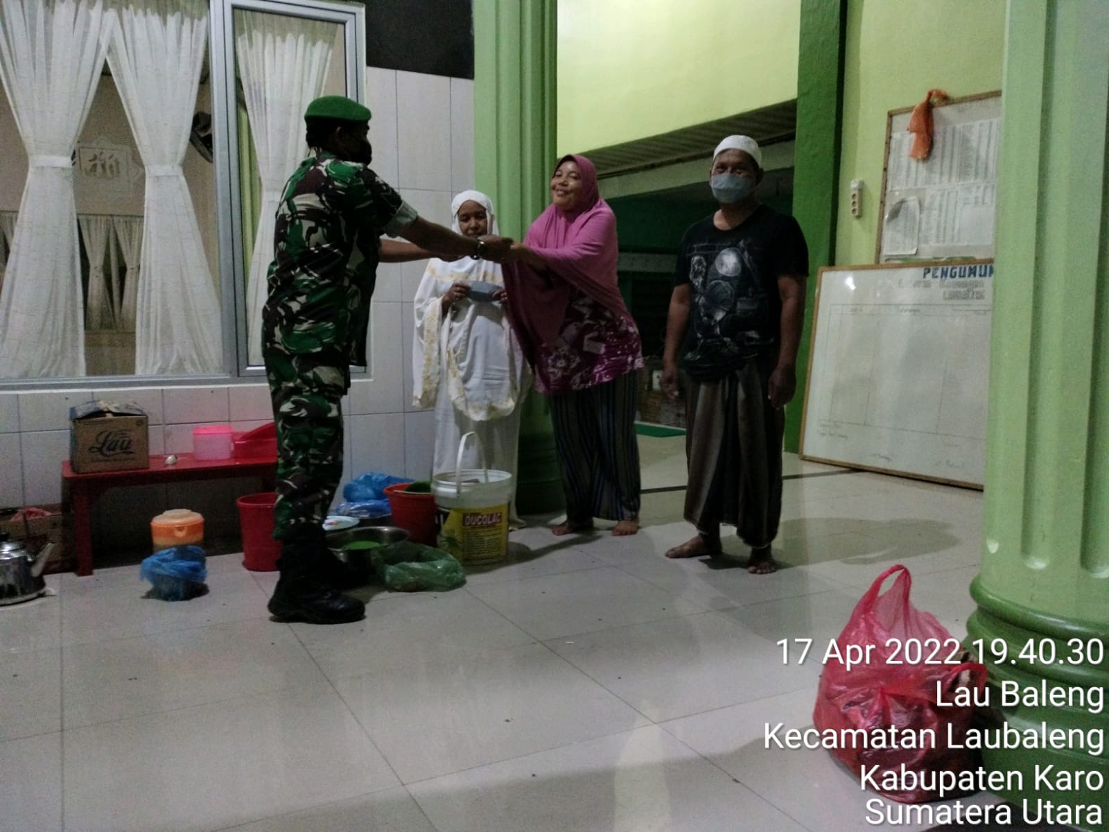 Babinsa Koramil 09/LB Bagi Bagi Masker ke Jemaah Sholat Tarawih