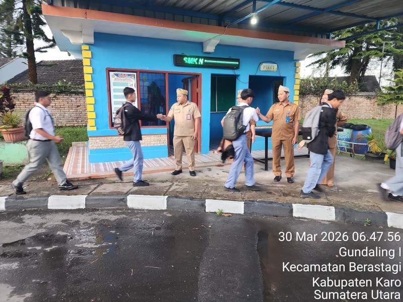 Kepala Sekolah dan Guru SMK Negeri Merdeka Terapkan Budaya Senyum, Salam, Sapa Setiap Pagi, Sambut Siswa dengan Penuh Kehangatan