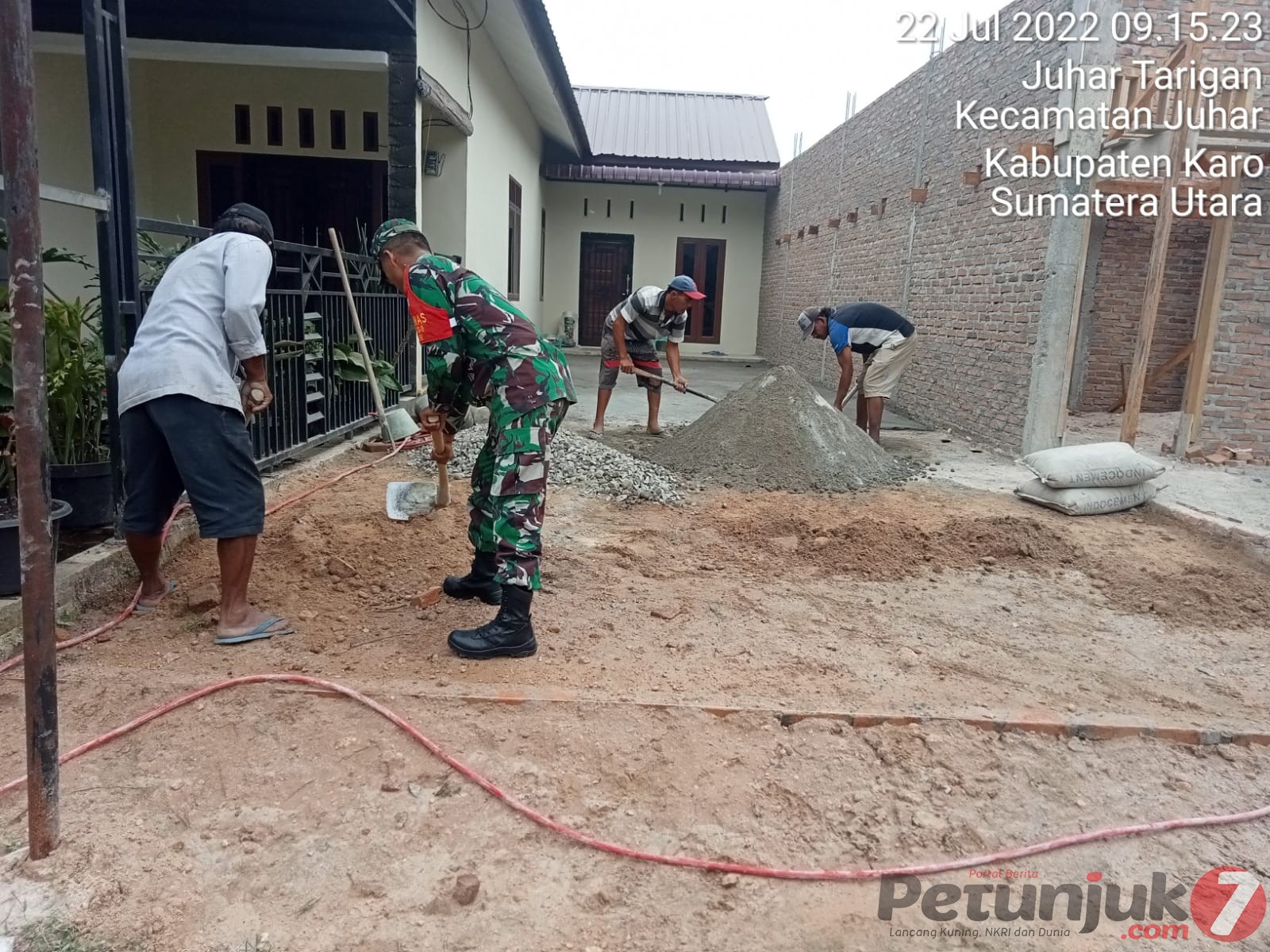 Pantau Kesibukan Warga, Babinsa Koramil 07/JH Komsos Bersama Tukang Bangunan