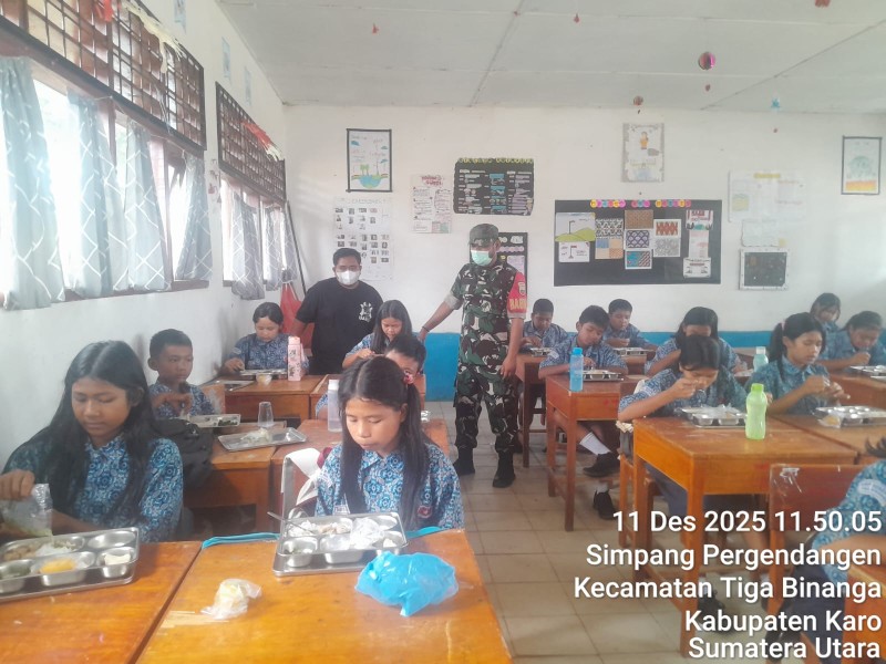 Babinsa Koramil 08/TB Kodim 0205/TK Dampingi Pelaksanaan Makan Bergizi Gratis