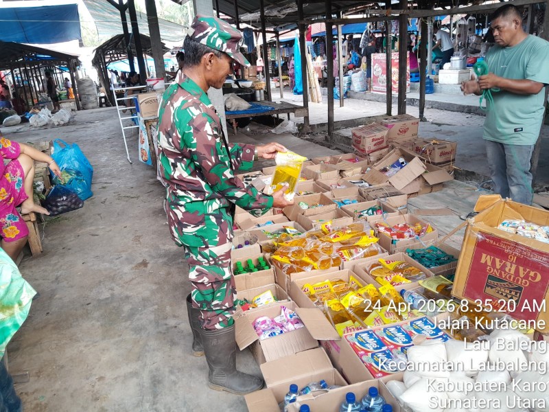 Menjaga Stabilitas Pasar, Babinsa Koramil 09/LB Monitoring Harga Sembako Di Pasar Tradisional