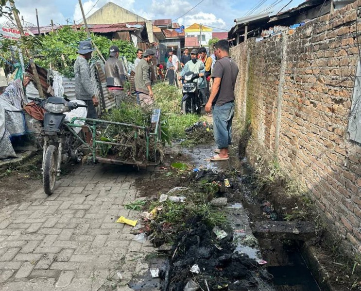 Sambut HUT RI ke-80, Pemerintah Desa Rumah Berastagi Gelar Gotong-Royong Bersama Masyarakat Sambut HUT RI ke-80, Pemerintah Desa Rumah Berastagi Gelar Gotong-Royong Bersama Masyarakat