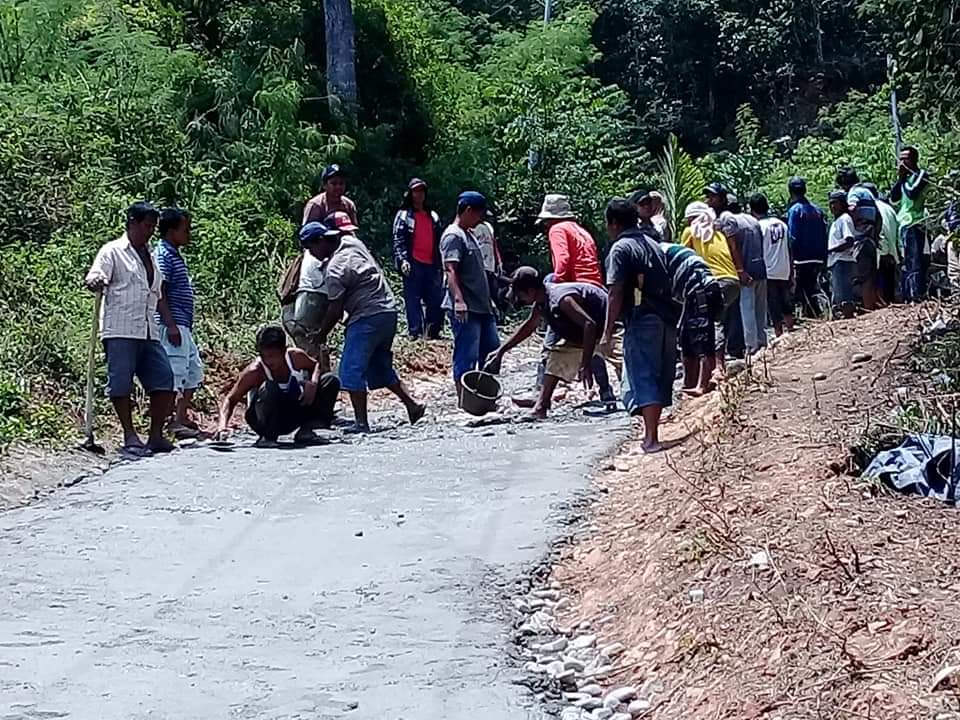 Sulit Dilalui Kendaraan, Warga Desa Bukit Makmur Gotong Royong Perbaiki Jalan