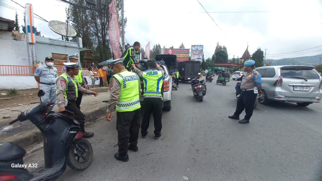 Polres Tanah Karo Gelar Razia Kendaraan Untuk Tingkatkan Keselamatan Lalu Lintas, AKP Rabiah Adawiyah: Langkah ini diharapkan dapat menekan angka pelanggaran lalu lintas dan menurunkan tingkat kecelakaan